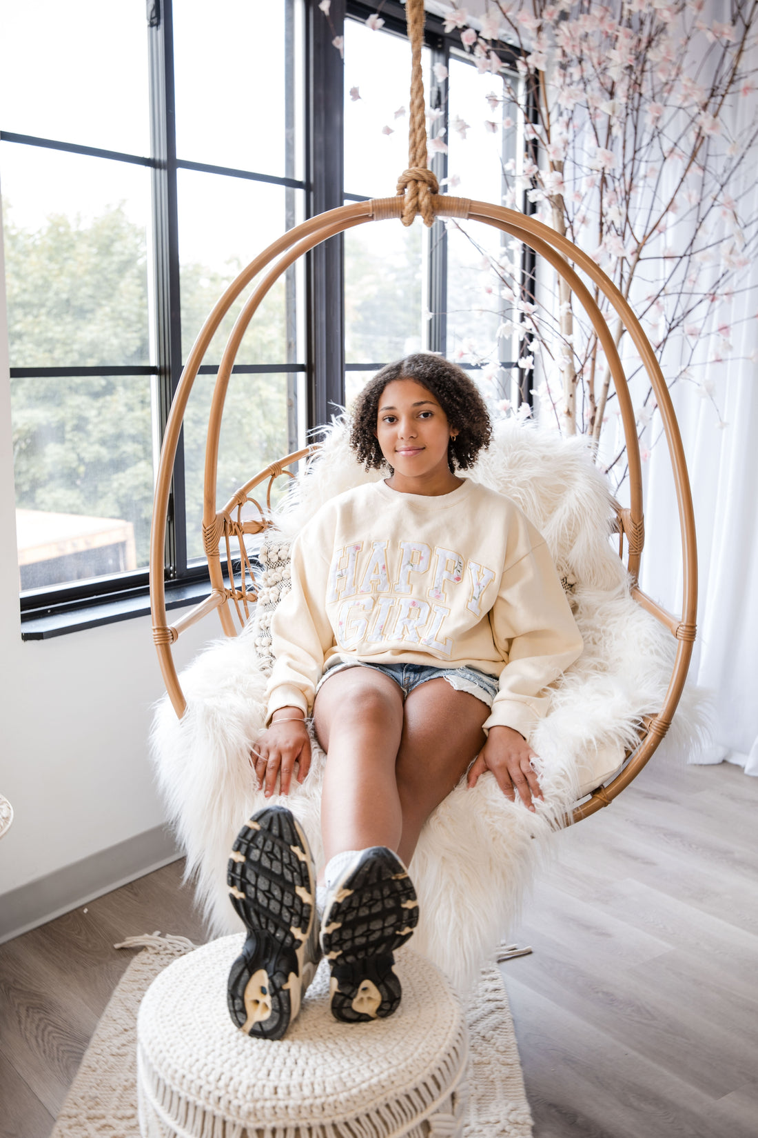 SPECIALTY HAPPY GIRL CREAM CREWNECK